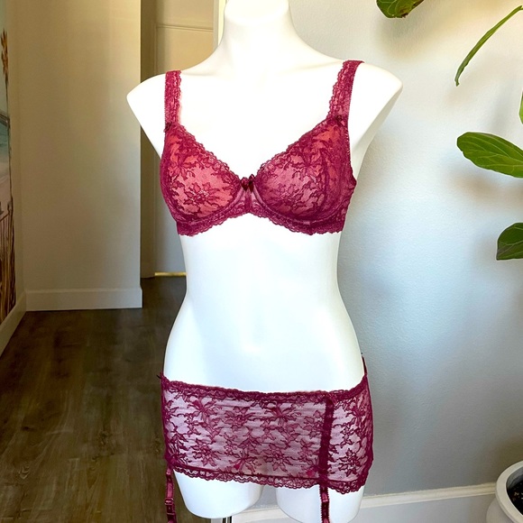 VS Garter Skirt Set - Picture 2 of 13